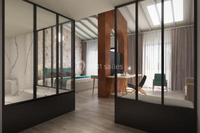 Table de réception élégamment dressée avec menu, verres, et centre de table floral composé de roses rouges et blanches.