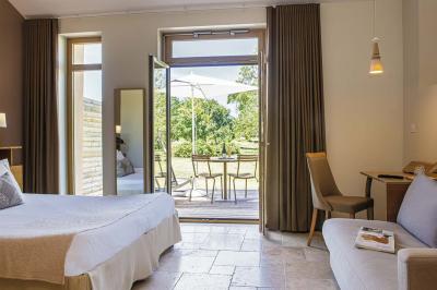 Accueil d'un spa avec comptoir en bois, fauteuils, étagère de produits, et décoration évoquant un arbre.