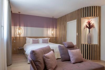 Accueil d'un spa avec comptoir en bois, fauteuils, étagère de produits, et décoration évoquant un arbre.