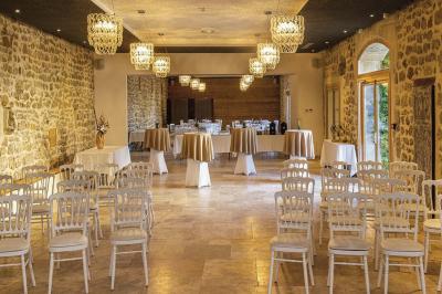 Accueil d'un spa avec comptoir en bois, fauteuils, étagère de produits, et décoration évoquant un arbre.