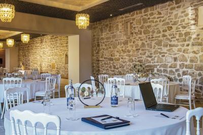 Accueil d'un spa avec comptoir en bois, fauteuils, étagère de produits, et décoration évoquant un arbre.