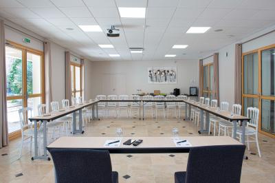 Accueil d'un spa avec comptoir en bois, fauteuils, étagère de produits, et décoration évoquant un arbre.