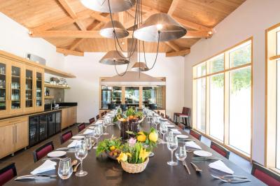 Accueil d'un spa avec comptoir en bois, fauteuils, étagère de produits, et décoration évoquant un arbre.