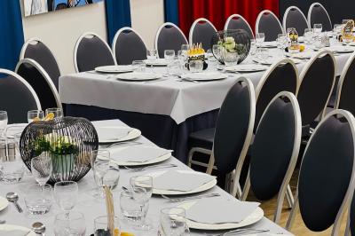 Un groupe de personnes en tenue uniforme observe et interagit avec un écran dans un environnement futuriste.