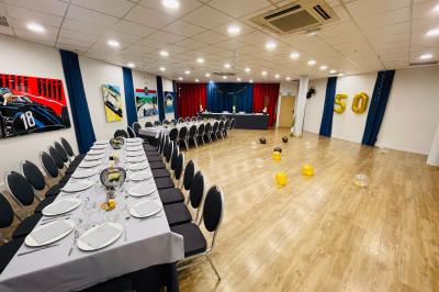 Un groupe de personnes en tenue uniforme observe et interagit avec un écran dans un environnement futuriste.