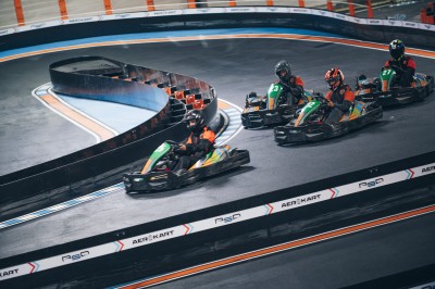 Un groupe de personnes en tenue uniforme observe et interagit avec un écran dans un environnement futuriste.