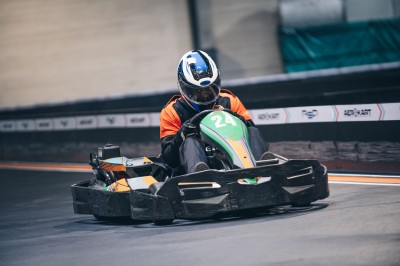 Un groupe de personnes en tenue uniforme observe et interagit avec un écran dans un environnement futuriste.