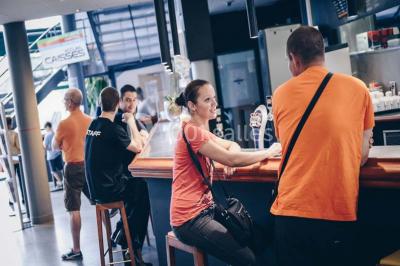 Salle de conférence vide avec des rangées de chaises noires et un écran affichant le logo ’Aerokart’.