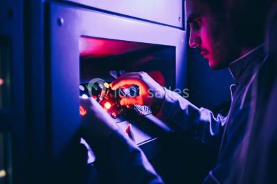 Salle de conférence vide avec des rangées de chaises noires et un écran affichant le logo ’Aerokart’.