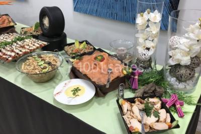 Salle de conférence vide avec des rangées de chaises noires et un écran affichant le logo ’Aerokart’.