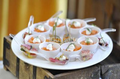Intérieur élégant avec décorations classiques, horloge, miroir, fleurs et cage décorative dans une lumière tamisée.