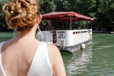 Intérieur élégant avec décorations classiques, horloge, miroir, fleurs et cage décorative dans une lumière tamisée.