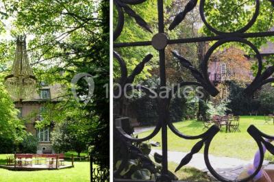 Intérieur élégant avec décorations classiques, horloge, miroir, fleurs et cage décorative dans une lumière tamisée.