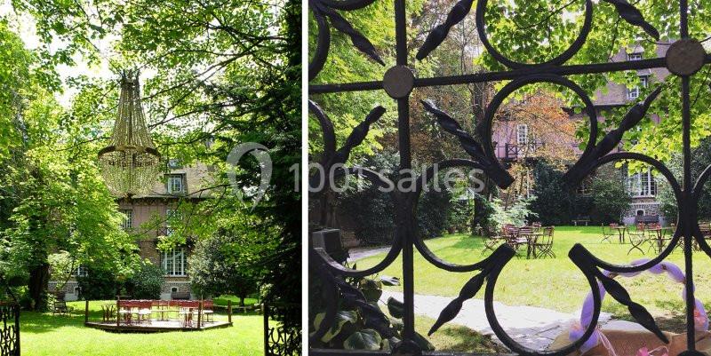Vue d'un jardin verdoyant avec des chaises disposées autour d'un lustre suspendu, entouré de bâtiments anciens.