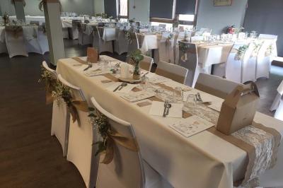 Assiette de carpaccio de bœuf garnie de salade, copeaux de parmesan, tomates et filet de sauce balsamique.