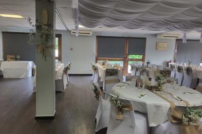 Assiette de carpaccio de bœuf garnie de salade, copeaux de parmesan, tomates et filet de sauce balsamique.