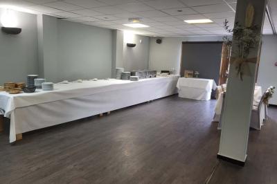 Assiette de carpaccio de bœuf garnie de salade, copeaux de parmesan, tomates et filet de sauce balsamique.