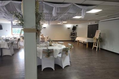 Assiette de carpaccio de bœuf garnie de salade, copeaux de parmesan, tomates et filet de sauce balsamique.