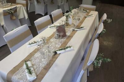 Assiette de carpaccio de bœuf garnie de salade, copeaux de parmesan, tomates et filet de sauce balsamique.