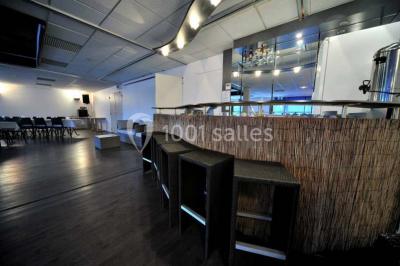 Assiette de carpaccio de bœuf garnie de salade, copeaux de parmesan, tomates et filet de sauce balsamique.