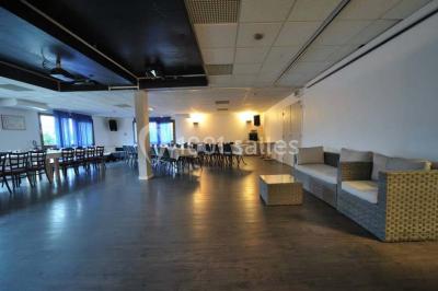 Assiette de carpaccio de bœuf garnie de salade, copeaux de parmesan, tomates et filet de sauce balsamique.