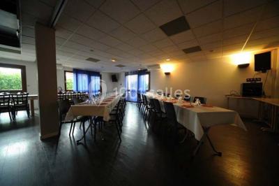 Assiette de carpaccio de bœuf garnie de salade, copeaux de parmesan, tomates et filet de sauce balsamique.