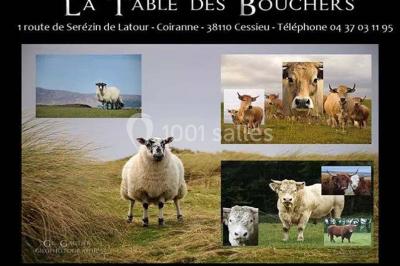 Assiette de carpaccio de bœuf garnie de salade, copeaux de parmesan, tomates et filet de sauce balsamique.