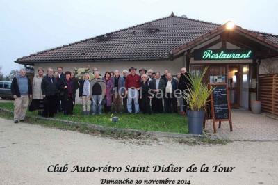 Assiette de carpaccio de bœuf garnie de salade, copeaux de parmesan, tomates et filet de sauce balsamique.