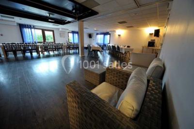 Assiette de carpaccio de bœuf garnie de salade, copeaux de parmesan, tomates et filet de sauce balsamique.