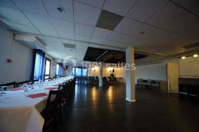 Assiette de carpaccio de bœuf garnie de salade, copeaux de parmesan, tomates et filet de sauce balsamique.