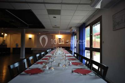 Assiette de carpaccio de bœuf garnie de salade, copeaux de parmesan, tomates et filet de sauce balsamique.