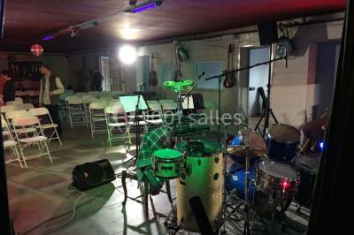 Globes décoratifs, confettis colorés et petites boîtes blanches ornées de rubans violets disposés sur une table festive.