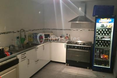 Globes décoratifs, confettis colorés et petites boîtes blanches ornées de rubans violets disposés sur une table festive.