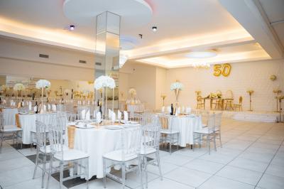 Lettrage décoratif noir entouré de fleurs rouges, roses et feuillages verts sur fond blanc.