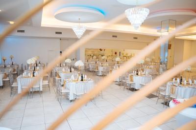 Lettrage décoratif noir entouré de fleurs rouges, roses et feuillages verts sur fond blanc.