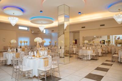 Lettrage décoratif noir entouré de fleurs rouges, roses et feuillages verts sur fond blanc.