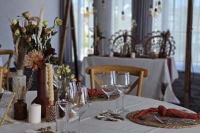 Miniature Location salle Mons (Hainaut) - Congrès Hôtel Mons Van Der Valk #2 Chambre d'hôtel moderne avec lit double, salle de bain vitrée, lavabo double et lumière naturelle.