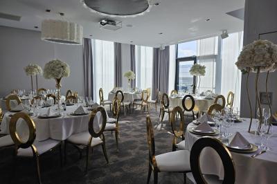 Miniature Location salle Mons (Hainaut) - Congrès Hôtel Mons Van Der Valk #3 Chambre d'hôtel moderne avec lit double, salle de bain vitrée, lavabo double et lumière naturelle.