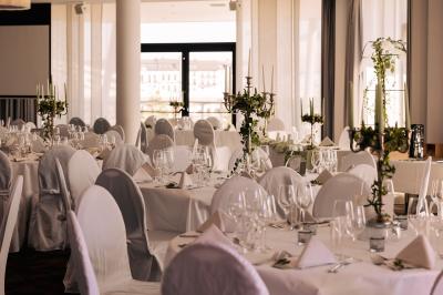 Miniature Location salle Mons (Hainaut) - Congrès Hôtel Mons Van Der Valk #4 Chambre d'hôtel moderne avec lit double, salle de bain vitrée, lavabo double et lumière naturelle.