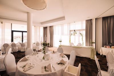 Miniature Location salle Mons (Hainaut) - Congrès Hôtel Mons Van Der Valk #5 Chambre d'hôtel moderne avec lit double, salle de bain vitrée, lavabo double et lumière naturelle.