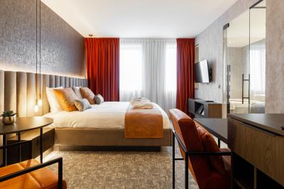 Miniature Location salle Mons (Hainaut) - Congrès Hôtel Mons Van Der Valk #6 Chambre d'hôtel moderne avec lit double, salle de bain vitrée, lavabo double et lumière naturelle.