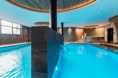 Miniature Location salle Mons (Hainaut) - Congrès Hôtel Mons Van Der Valk #7 Chambre d'hôtel moderne avec lit double, salle de bain vitrée, lavabo double et lumière naturelle.