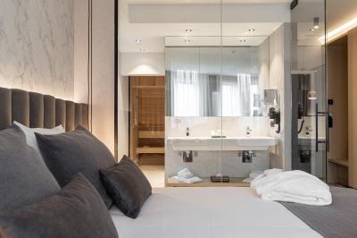 Miniature Location salle Mons (Hainaut) - Congrès Hôtel Mons Van Der Valk #8 Chambre d'hôtel moderne avec lit double, salle de bain vitrée, lavabo double et lumière naturelle.