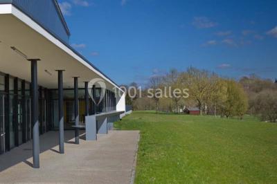 Cuisine professionnelle avec plans de travail en inox, casseroles, assiettes empilées et équipements de restauration.