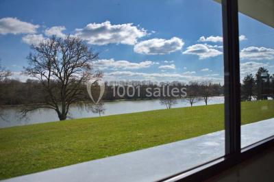 Cuisine professionnelle avec plans de travail en inox, casseroles, assiettes empilées et équipements de restauration.