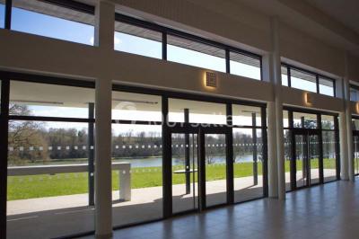 Cuisine professionnelle avec plans de travail en inox, casseroles, assiettes empilées et équipements de restauration.