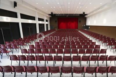 Cuisine professionnelle avec plans de travail en inox, casseroles, assiettes empilées et équipements de restauration.