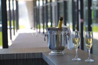 Cuisine professionnelle avec plans de travail en inox, casseroles, assiettes empilées et équipements de restauration.