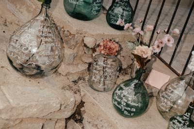 Des personnes discutent autour d'une table en tonneau, partageant des viennoiseries dans un cadre extérieur verdoyant.