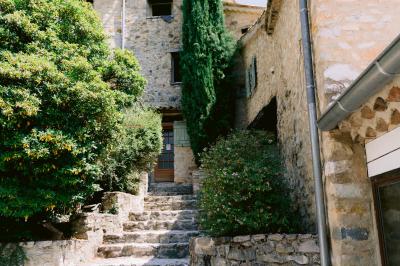 Des personnes discutent autour d'une table en tonneau, partageant des viennoiseries dans un cadre extérieur verdoyant.